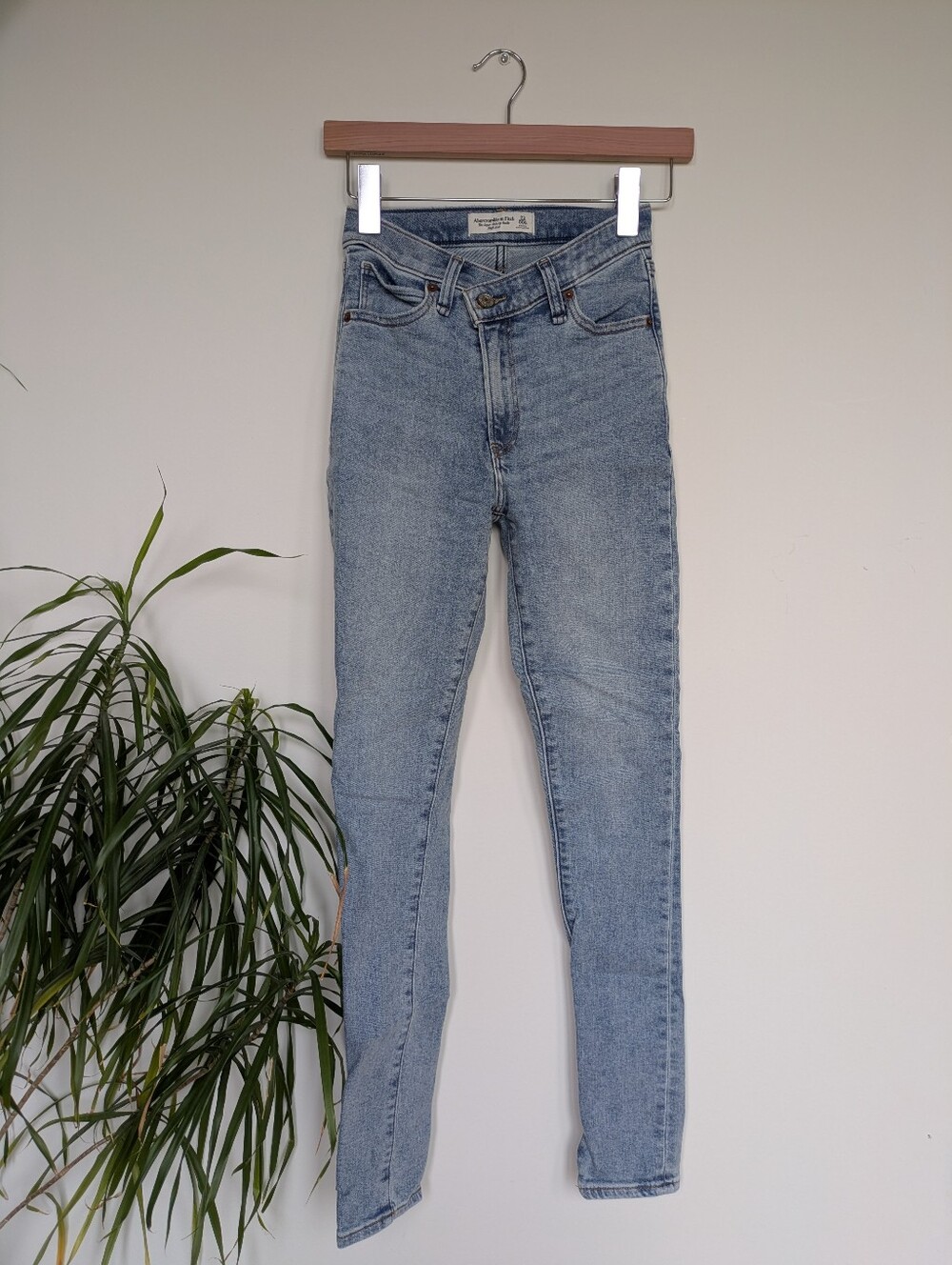 Abercrombie Super Skinny Ankle Asymmetrical Waist Jeans 23